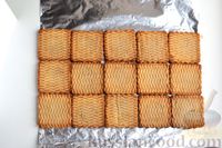 Фото приготовления рецепта: Кофейные пирожные из печенья и творога (без выпечки) - шаг №5