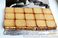 Фото приготовления рецепта: Кофейные пирожные из печенья и творога (без выпечки) - шаг №7