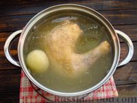 Фото приготовления рецепта: Куриный суп с солёными огурцами - шаг №4
