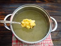 Фото приготовления рецепта: Куриный суп с солёными огурцами - шаг №9
