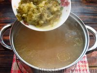Фото приготовления рецепта: Куриный суп с солёными огурцами - шаг №12