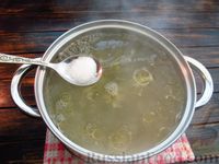 Фото приготовления рецепта: Куриный суп с солёными огурцами - шаг №13