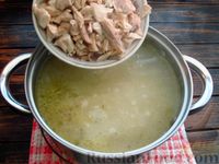 Фото приготовления рецепта: Куриный суп с солёными огурцами - шаг №17