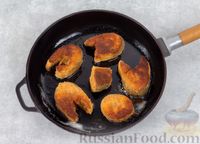 Фото приготовления рецепта: Жареная скумбрия в панировочных сухарях - шаг №9