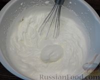 Фото приготовления рецепта: Творожно-сливочный торт с желе (без выпечки) - шаг №8