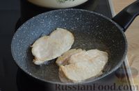 Фото приготовления рецепта: Горячие фаршированные бутерброды с курицей и грибами (на сковороде) - шаг №3