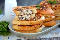 Фото приготовления рецепта: Горячие фаршированные бутерброды с курицей и грибами (на сковороде) - шаг №18