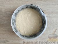 Фото приготовления рецепта: Заливной сырный пирог с сосисками - шаг №9
