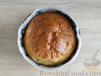 Фото приготовления рецепта: Заливной сырный пирог с сосисками - шаг №13