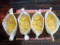 Фото приготовления рецепта: Картофель с курицей и помидорами, запечённые в пергаменте - шаг №15