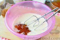 Фото приготовления рецепта: Пирог с абрикосовым вареньем и орехами, на кефире - шаг №4
