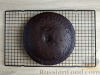 Фото приготовления рецепта: Шоколадный торт с глазурью (в микроволновке) - шаг №9