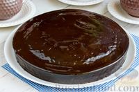 Фото приготовления рецепта: Шоколадный торт с глазурью (в микроволновке) - шаг №14
