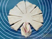 Фото приготовления рецепта: Булочки-звёздочки с колбасой и сыром - шаг №15
