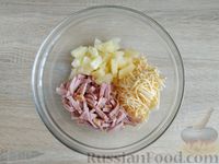 Фото приготовления рецепта: Салат с ветчиной, ананасами, кукурузой, сыром и морковью по-корейски - шаг №5