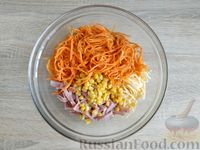 Фото приготовления рецепта: Салат с ветчиной, ананасами, кукурузой, сыром и морковью по-корейски - шаг №6