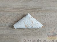 Фото приготовления рецепта: Треугольники из лаваша с тунцом, сыром, помидором и яйцами - шаг №16