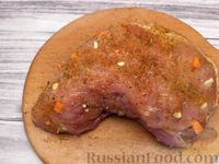 Фото приготовления рецепта: Отварной свиной окорок с картофелем - шаг №4