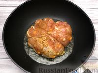 Фото приготовления рецепта: Отварной свиной окорок с картофелем - шаг №6