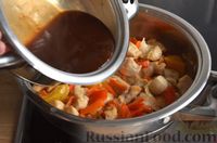 Фото приготовления рецепта: Курица с консервированными персиками в кисло-сладком соусе - шаг №15