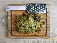 Фото приготовления рецепта: Закуска из солёных огурцов "как грибы" - шаг №4
