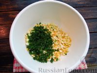 Фото приготовления рецепта: Рыбные зразы с варёными яйцами и зелёным луком - шаг №6