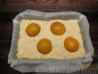 Фото приготовления рецепта: Сметанный пирог с консервированными персиками (без яиц) - шаг №6