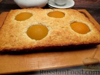 Фото приготовления рецепта: Сметанный пирог с консервированными персиками (без яиц) - шаг №8