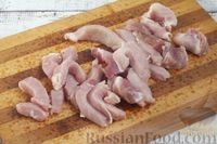 Фото приготовления рецепта: Жареная картошка с мясом и грибами в сливках - шаг №2