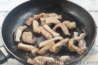 Фото приготовления рецепта: Жареная картошка с мясом и грибами в сливках - шаг №4