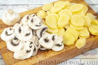 Фото приготовления рецепта: Жареная картошка с мясом и грибами в сливках - шаг №5