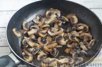 Фото приготовления рецепта: Жареная картошка с мясом и грибами в сливках - шаг №8