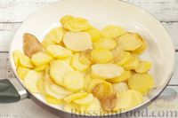 Фото приготовления рецепта: Жареная картошка с мясом и грибами в сливках - шаг №7