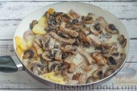 Фото приготовления рецепта: Жареная картошка с мясом и грибами в сливках - шаг №11