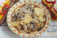 Фото приготовления рецепта: Жареная картошка с мясом и грибами в сливках - шаг №12
