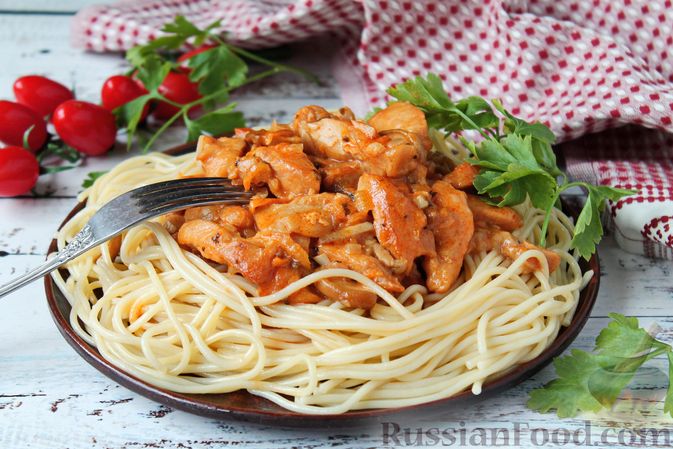 Спагетти с курицей и грибами в сливочном соусе