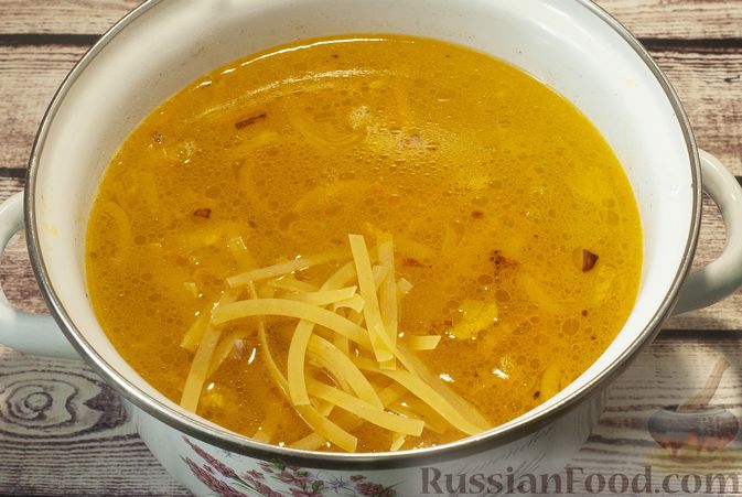 Рецепт: Суп из куриных желудков | с лапшой, болгарским перцем и яйцом