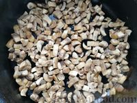 Фото приготовления рецепта: Консервированная фасоль, тушенная с грибами в томатном соусе - шаг №2