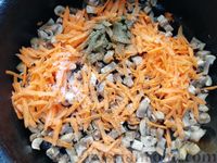Фото приготовления рецепта: Консервированная фасоль, тушенная с грибами в томатном соусе - шаг №3