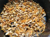 Фото приготовления рецепта: Консервированная фасоль, тушенная с грибами в томатном соусе - шаг №4