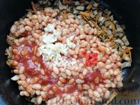 Фото приготовления рецепта: Консервированная фасоль, тушенная с грибами в томатном соусе - шаг №5