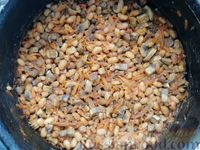 Фото приготовления рецепта: Консервированная фасоль, тушенная с грибами в томатном соусе - шаг №6