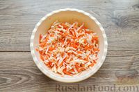 Фото приготовления рецепта: Салат с сельдереем, капустой, яблоком, морковью и апельсином - шаг №4