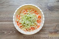 Фото приготовления рецепта: Салат с сельдереем, капустой, яблоком, морковью и апельсином - шаг №5