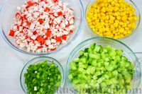 Фото приготовления рецепта: Салат с крабовыми палочками, огурцами, кукурузой и сыром - шаг №1