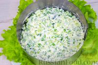 Фото приготовления рецепта: Салат с крабовыми палочками, огурцами, кукурузой и сыром - шаг №4