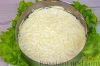 Фото приготовления рецепта: Салат с крабовыми палочками, огурцами, кукурузой и сыром - шаг №5