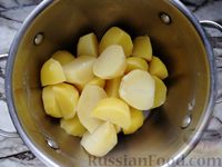 Фото приготовления рецепта: Жареная отварная картошка с сыром - шаг №3