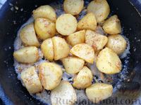 Фото приготовления рецепта: Жареная отварная картошка с сыром - шаг №9