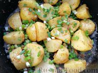 Фото приготовления рецепта: Жареная отварная картошка с сыром - шаг №10
